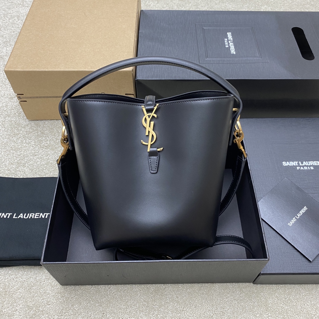 New LE 5À7 series of small bucket bag 749036 black plain / gold